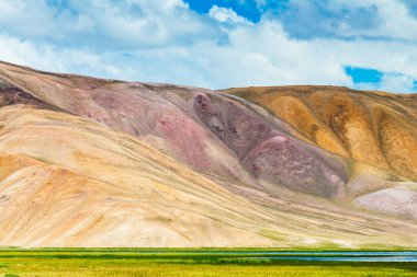 Tacikistan 'da Pamir' de Bulunkul Gölü 'nün güzel manzarası