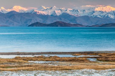 Tacikistan, Pamir 'deki Karakul gölünün güzel manzarası