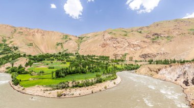 Wachan Koridoru boyunca Pamir, Afganistan ve Panj Nehri 'nin güzel manzarası