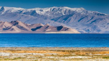Tacikistan, Pamir 'deki Karakul gölünün güzel manzarası