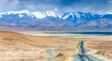 Tacikistan, Pamir 'deki Karakul gölünün güzel manzarası