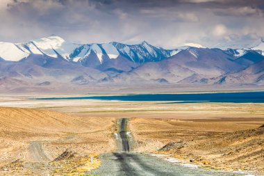 Tacikistan, Pamir 'deki Karakul gölünün güzel manzarası