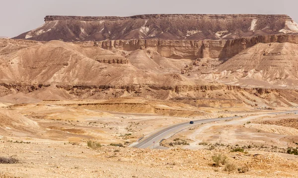 NAGEV, ISRAEL - CIRCA MAYIS 2018: Nagev Çölü boyunca yol manzarası Mayıs 2018.