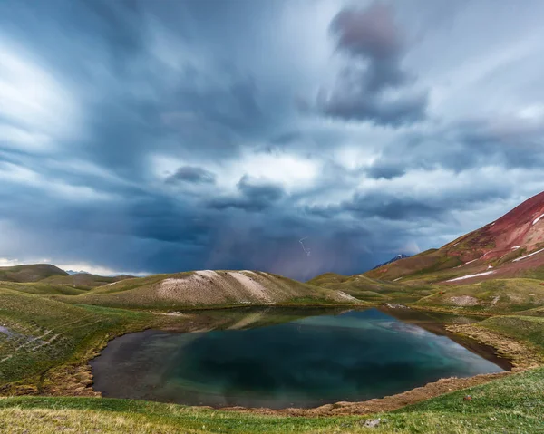Krásný Výhled Jezero Tulpar Kul Kyrgyzstánu Během Bouře — Stock fotografie