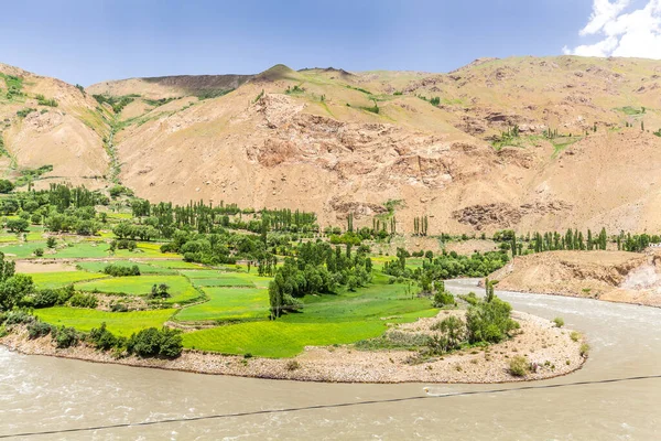 Wachan Koridoru boyunca Pamir, Afganistan ve Panj Nehri 'nin güzel manzarası