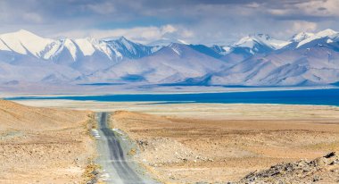 Tacikistan, Pamir 'deki Karakul gölünün güzel manzarası