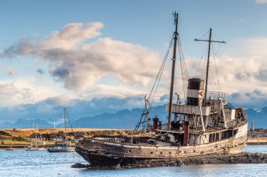 USHUAIA, ARGENTINA - CIRCA FEBRUARY 2023: Ushuaia şehrinde Şubat 2023 sularında gemi enkazı.