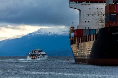 USHUAIA, ARGENTINA - CIRCA FEBRUARY 2023: Ushuaia 'daki Beagle Channel' ın görüntüsü Şubat 2023 sularında Ushuaia 'da.