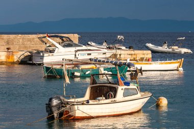 Hırvatistan 'ın Hvar adasındaki Zavala' dan güzel manzara Eylül 2016 'da Hvar' da.