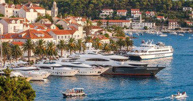  Sveti Nikola 'nın tepesindeki Kutsal Ayin Eylül 2016' da Hvar adasının en tepesinde gerçekleşti..