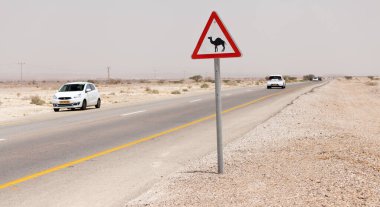 NAGEV, ISRAEL - CIRCA MAYIS 2018: Nagev Çölü boyunca yol manzarası Mayıs 2018.