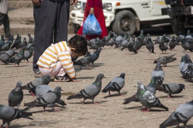 KATHMANDU, NEPAL - CIRCA ECTOBER 2013: Katmandu 'nun Durbar Meydanı' nda oynayan çocuklar.