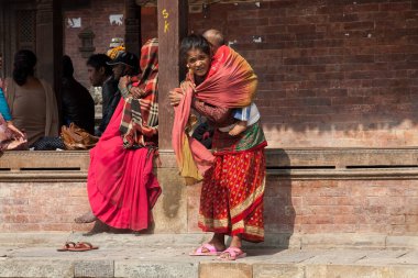 KATHMANDU, NEPAL - CIRCA Kasım 2013: Nepalli çocuklu anne yaklaşık Kasım 2013 'te Katmandu' da.