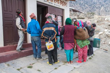MARPHA, NEPAL - CIRCA NOVEMBER 2013: Marpha dolaylarında Kasım 2013 'te Marpha köyünde festival.