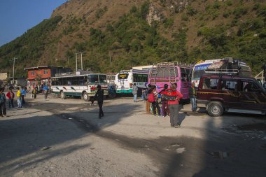 BENI, NEPAL - CIRCA NOVEMBER 2013: Beni 'deki otobüs durağı Kasım 2013 dolaylarında Beni' de.