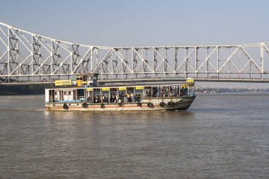 CALCUTTA, INDIA - CIRCA NOVEMBER 2013: Kasım 2013 'te Kalküta' da Kolkata 'da bir nehir üzerinde köprü.
