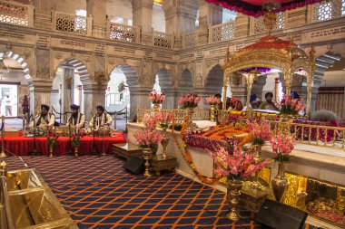 DELHI, INDIA - CIRCA NOVEMBER 2013: Gurudwara Bangla Sahib w Delhi dolaylarında Kasım 2013.