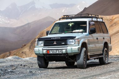 AK-BAITAL, TAJIKISTAN - CIRCA HAZİRAN 2017: Tacikistan 'daki Ak-Baital Geçidi' ndeki off-road aracı.