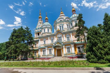 ALMATY, KAZAKHSTAN - CIRCA JUNE 2017: Zenkov Katedrali olarak da bilinen Yükseliş Katedrali, Almaty 'deki Panfilov Parkı' nda Haziran 2017 civarında yer alan bir Rus Ortodoks katedrali..