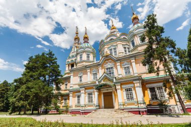 ALMATY, KAZAKHSTAN - CIRCA JUNE 2017: Zenkov Katedrali olarak da bilinen Yükseliş Katedrali, Almaty 'deki Panfilov Parkı' nda Haziran 2017 civarında yer alan bir Rus Ortodoks katedrali..