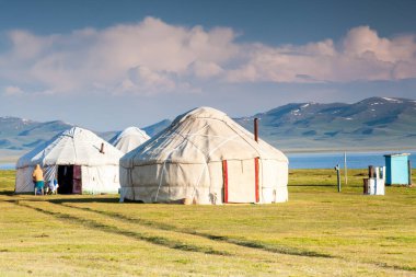 Song Kul - Kırgızistan 'ın Tian Shan Dağları' ndaki yüksek alp gölü