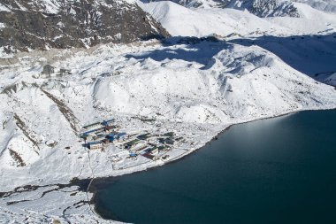 GOKYO, NEPAL - CIRCA ECTOBER 2013: Gokyo Ri 'den Himalayalar ve Gokyo' nun güzel manzarası Ekim 2013 'te Gokyo.