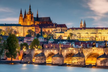 PRAG, CZECH REPUBLIC - CIRCA MAYIS 2017: Prag tarihi merkezi, kale, Hradcany, Charles bridge ve Vltava 'nın görüntüsü Mayıs 2017' de Prag 'da.
