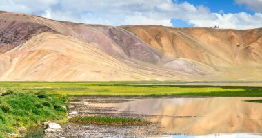 Tacikistan 'da Pamir' de Bulunkul Gölü 'nün güzel manzarası