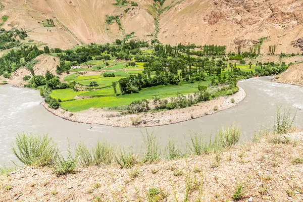 Wachan Koridoru boyunca Pamir, Afganistan ve Panj Nehri 'nin güzel manzarası