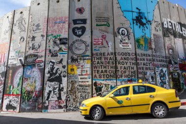 BETHLEHEM, ISRAEL - CIRCA MAYIS 2018: İsrail Batı Şeria bariyeri veya duvarı Mayıs 2018 'de Beytüllahim' de.