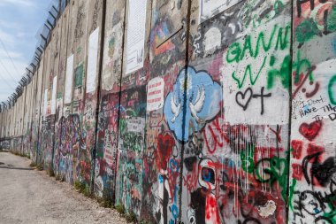 BETHLEHEM, ISRAEL - CIRCA MAYIS 2018: İsrail Batı Şeria bariyeri veya duvarı Mayıs 2018 'de Beytüllahim' de.