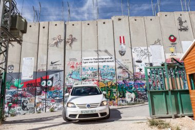 BETHLEHEM, ISRAEL - CIRCA MAYIS 2018: İsrail Batı Şeria bariyeri veya duvarı Mayıs 2018 'de Beytüllahim' de.