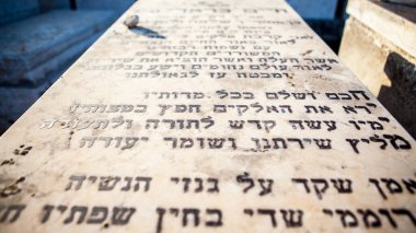 JERUSALEM, ISRAEL - CIRCA MAYIS 2018: Bir cemetredeki Yahudi mezar taşı görüntüsü