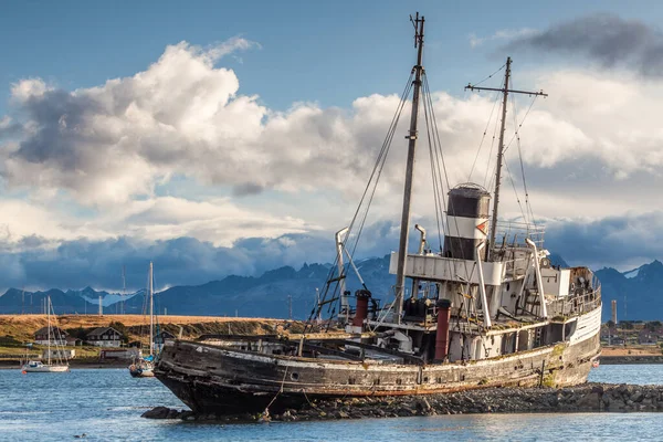 USHUAIA, ARGENTINA - CIRCA FEBRUARY 2023: Ushuaia şehrinde Şubat 2023 sularında gemi enkazı.