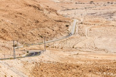 NAGEV, ISRAEL - CIRCA MAYIS 2018: Nagev Çölü boyunca yol manzarası Mayıs 2018.