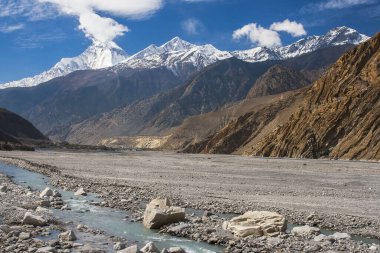 JOMSOM, NEPAL - CIRCA NOVEMBER 2013: Kasım 2013 'te Jomsom' da Gandaki nehrinden Dhaulagiri manzarası.