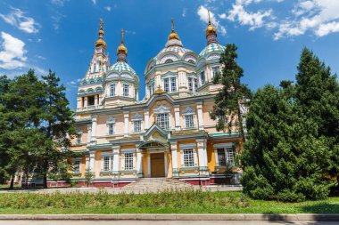 ALMATY, KAZAKHSTAN - CIRCA JUNE 2017: Zenkov Katedrali olarak da bilinen Yükseliş Katedrali, Almaty 'deki Panfilov Parkı' nda Haziran 2017 civarında yer alan bir Rus Ortodoks katedrali..