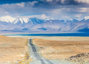 Tacikistan, Pamir 'deki Karakul gölünün güzel manzarası