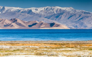 Tacikistan, Pamir 'deki Karakul gölünün güzel manzarası