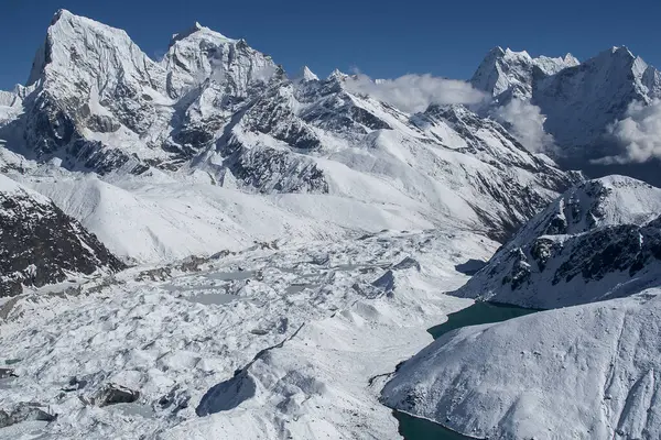 GOKYO, NEPAL - CIRCA ECTOBER 2013: Gokyo Ri 'nin Ekim 2013' teki Himalayaların güzel manzarası.