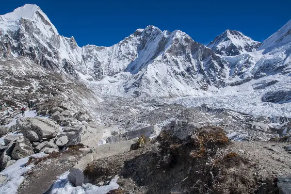 GORAKSHEP, NEPAL - CIRCA ECTOBER 2013: Gorakshep 'de Ekim 2013' te Everest Ana Kampı 'na giden yolun dışındaki Himalayalar' ın (Lingtren, Khumbutse) manzarası