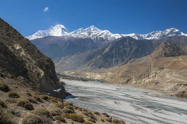 JOMSOM, NEPAL - CIRCA NOVEMBER 2013: Himalayalar (Dhaulagiri) ve Jomsom köyü Kasım 2013 'te Jomsom.