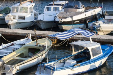  Eylül 2016 'da Hvar adasındaki Sveta Nedilja köyündeki limanda motorlu tekne..