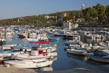 Hırvatistan 'ın Hvar adasındaki Hvar kasabasının güzel manzarası Eylül 2016' da Hvar 'da.