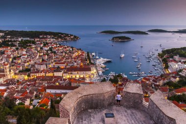 Hırvatistan 'ın Hvar adasındaki Hvar kasabasının güzel manzarası Eylül 2016' da Hvar 'da.