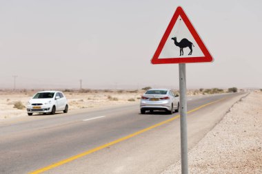 NAGEV, ISRAEL - CIRCA MAYIS 2018: Nagev Çölü boyunca yol manzarası Mayıs 2018.