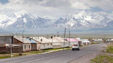 SARY-TASH, KYRGYZSTAN - CIRCA HAZİRAN 2017: Sary-Tash 'a bir köy ve Osh Bölgesi Alay Vadisi' ndeki büyük kavşak noktası, Kırgızistan yaklaşık Haziran 2017, Sary-Tash.