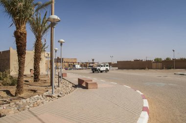 HASSILAED, MOROCCO - CIRCA EPTEMBER 2014: Merzouga yakınlarındaki Hassilabied köyünün manzarası, Erg Chebbi kum tepeleri Eylül 2014 'te Hassilabied' de.