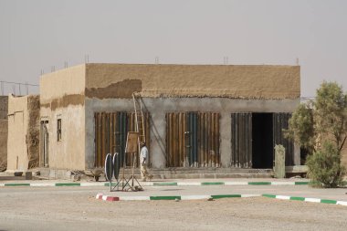 HASSILAED, MOROCCO - CIRCA EPTEMBER 2014: Merzouga yakınlarındaki Hassilabied köyünün manzarası, Erg Chebbi kum tepeleri Eylül 2014 'te Hassilabied' de.