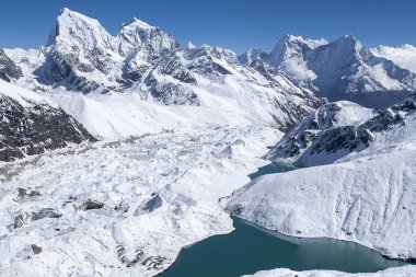 GOKYO, NEPAL - CIRCA ECTOBER 2013: Gokyo Ri 'nin Ekim 2013' teki Himalayaların güzel manzarası.